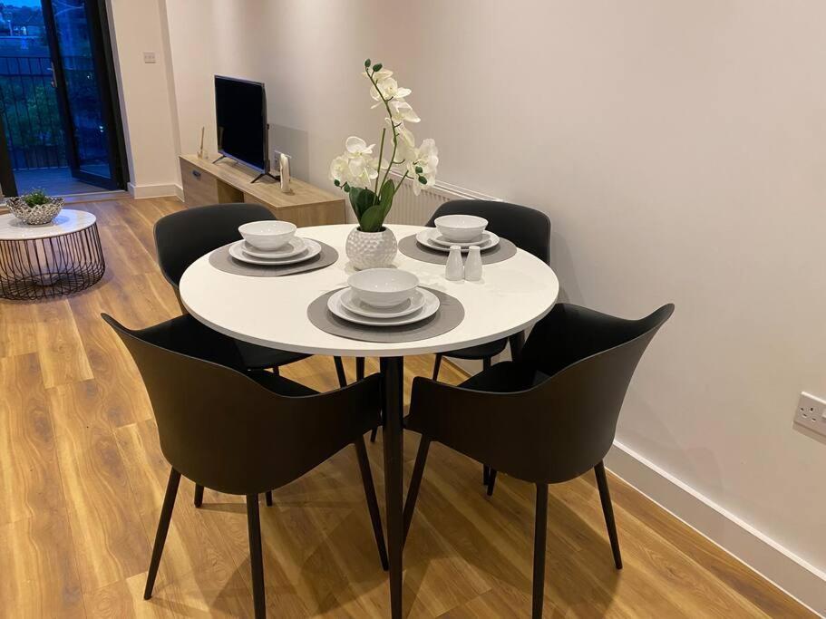 Triple T Homes Cosy 2 Bedroom Apartment With Balcony Ίλφορντ Εξωτερικό φωτογραφία